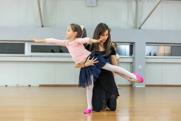 Joven Entrenador Escuela Ballet Ayuda Las Jóvenes Bailarinas Realizar Diferentes — Foto de Stock