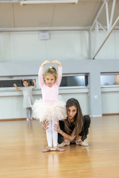 Tânărul Antrenor Școlii Balet Ajută Tinerii Balerini Efectueze Diferite Exerciții — Fotografie, imagine de stoc