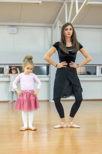 Young Trainer Ballet School Helps Young Ballerinas Perform Different Choreographic — Stock Photo, Image