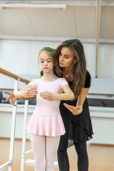 Giovane Allenatore Della Scuola Balletto Aiuta Giovani Ballerine Eseguire Diversi — Foto Stock