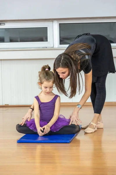 Joven Entrenador Escuela Ballet Ayuda Las Jóvenes Bailarinas Realizar Diferentes — Foto de Stock