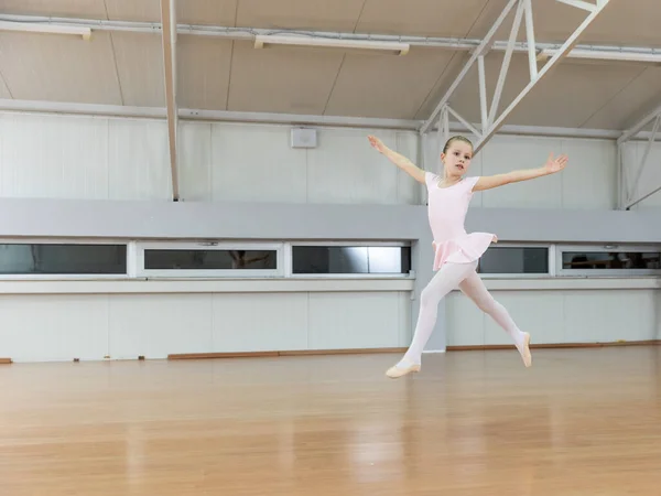 Giovane Ballerina Esibendosi Salto Studio Balletto — Foto Stock