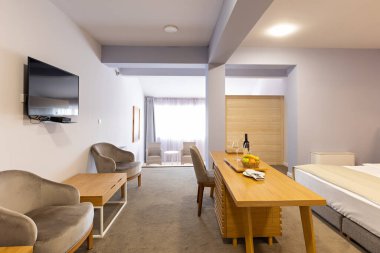Modern bir otel odası.