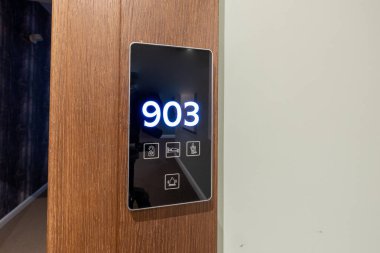 Otel odası numarası duvara asılmış.