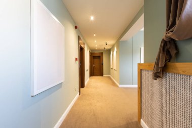 Bir otel koridorunun iç kapısı.