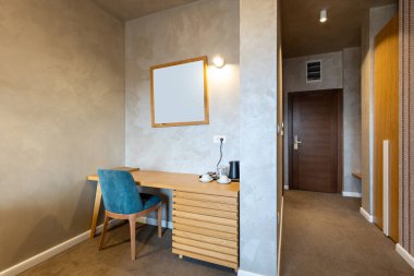 Bir otel odası, çalışma alanı.