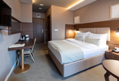 Sabahları lüks bir otelin içinde çift kişilik yatak odası.