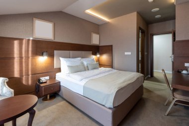 Boş bir otel odasının içi.