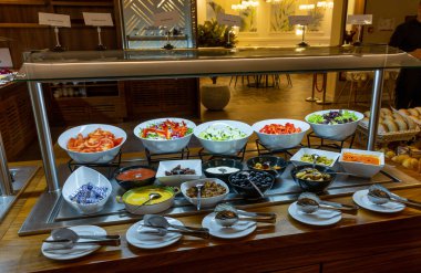 Lokantada büfede sunulan aperatifler ve salata.