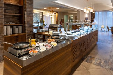 Kahvaltı bir otel restoranında büfede servis edilir.