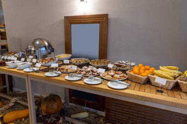Kahvaltı modern oteldeki büfe masasında servis edilir.