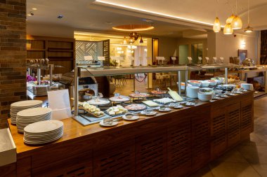 Kahvaltı bir otel restoranında büfede servis edilir.