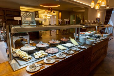 Lokantada büfede sunulan aperatifler ve salata.