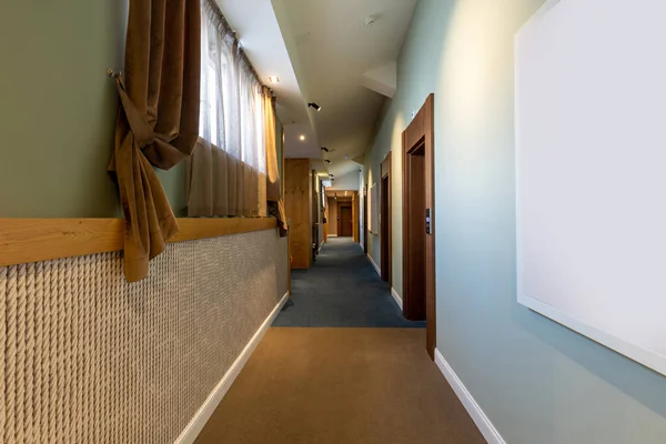 Intérieur Couloir Hôtel Tapissé Avec Fenêtres — Photo