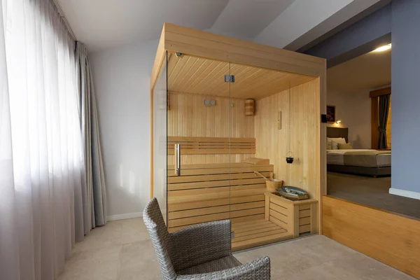 旅馆房间里的小木制桑拿 — 图库照片