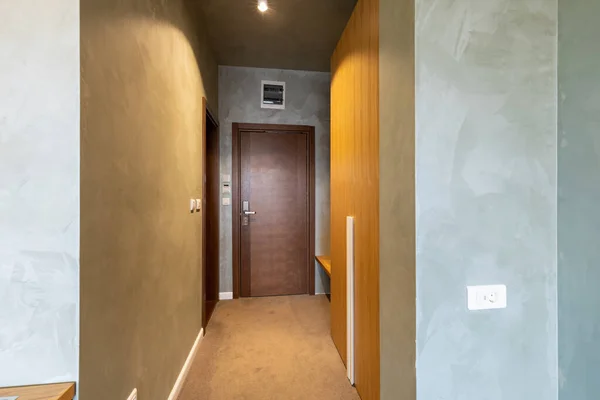 Interior Carpeted Hotel Corridor Doorway Brown Wooden Doors — Φωτογραφία Αρχείου