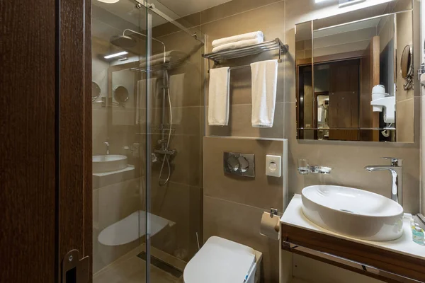 Cam Duş Kabini Olan Bir Otel Banyosu — Stok fotoğraf