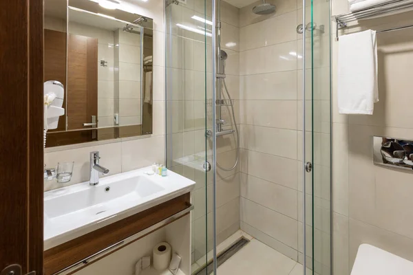 带有玻璃淋浴房的酒店浴室的内部 — 图库照片