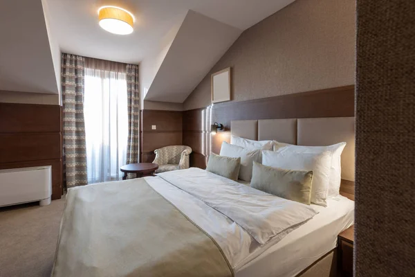 Interior Lujoso Hotel Cama Doble Dormitorio Por Mañana — Foto de Stock