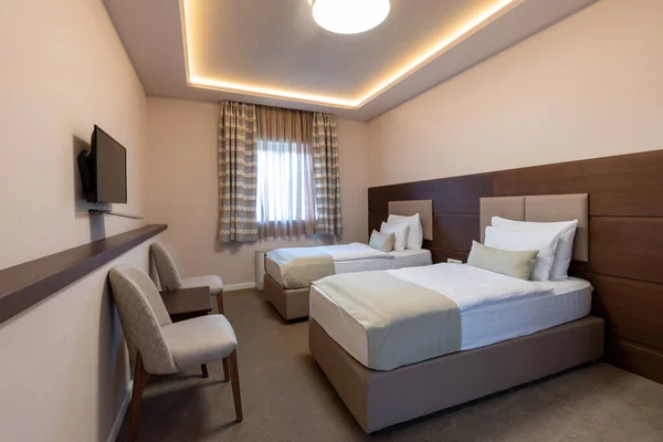 一个豪华酒店的内部双人床卧室在早上 — 图库照片