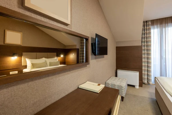 茶色のホテルのベッドルームのインテリア — ストック写真