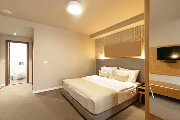 豪华酒店双人床卧室内部 — 图库照片