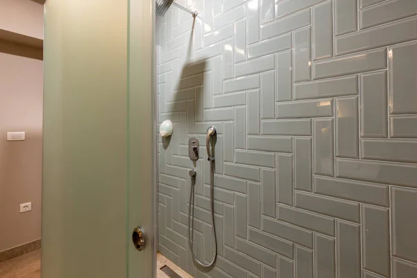 酒店浴室的砖墙 — 图库照片