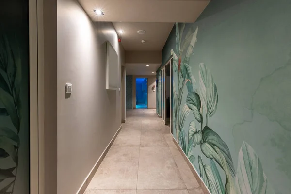 Otel Sağlığında Uzun Bir Koridor — Stok fotoğraf