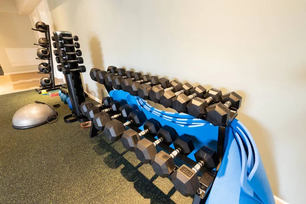 Dumbbells Uma Fileira Ginásio Hotel Vazio — Fotografia de Stock