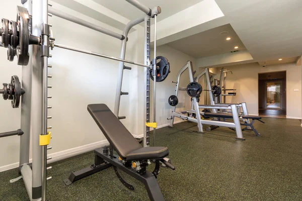 Interieur Van Een Kleine Fitnessruimte Met Apparatuur — Stockfoto