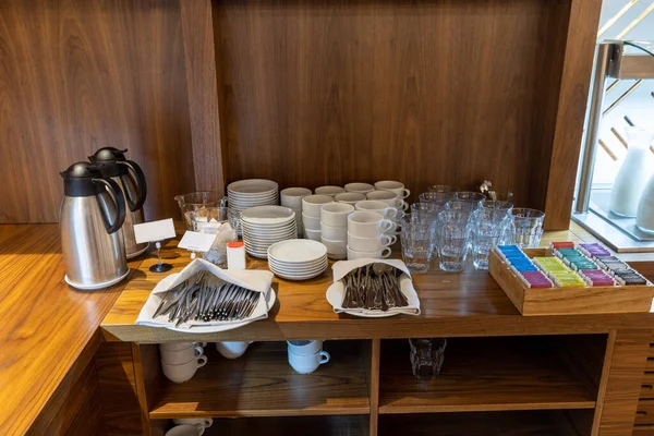 Tee Gläser Tassen Und Besteck Auf Einem Buffettisch — Stockfoto