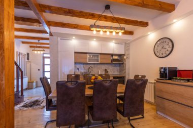 Modern Dağ Dairesinde mutfak ve yemek alanı