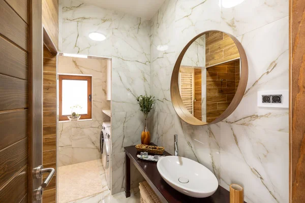 带有大理石墙壁的现代化浴室的内部 — 图库照片