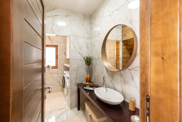 带有大理石墙壁的现代化浴室的内部 — 图库照片