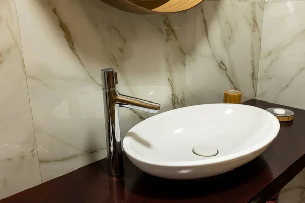 Interior Del Cuarto Baño Grifo Del Lavabo Montado Tablero Madera —  Fotos de Stock