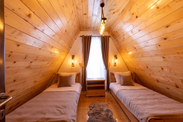 木造の山の家の屋根裏部屋2ベッドルームのインテリア — ストック写真