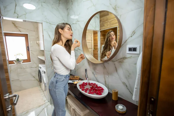 Güzel Bir Kadın Banyoda Makyaj Yapıyor — Stok fotoğraf