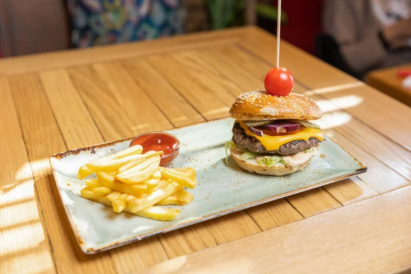 Heerlijke Hamburger Geserveerd Met Frietjes Het Restaurant — Stockfoto