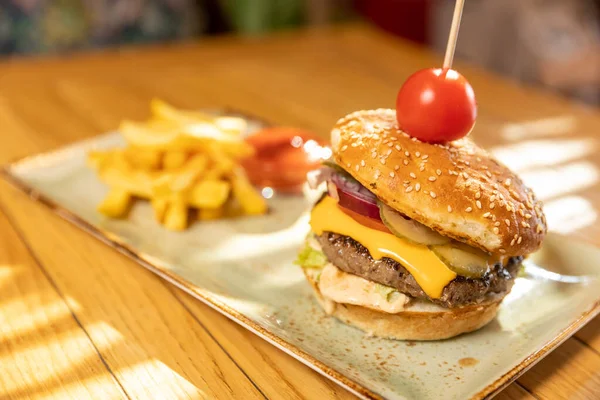 Heerlijke Hamburger Geserveerd Met Frietjes Het Restaurant — Stockfoto