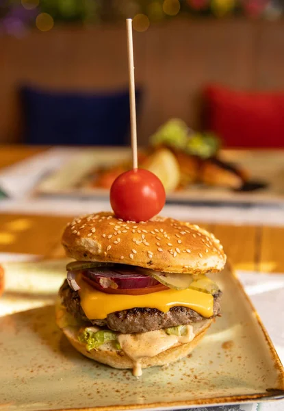 Heerlijke Hamburger Geserveerd Het Restaurant — Stockfoto