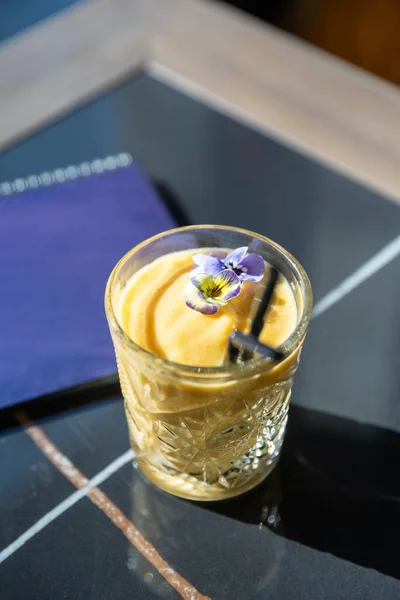 Smoothie Versierd Met Bloemen Geserveerd Een Bar — Stockfoto