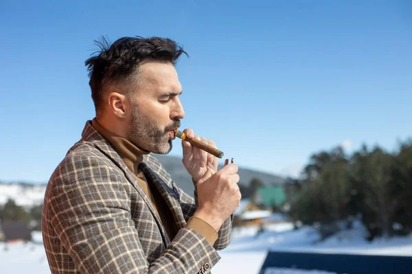 Hombre Guapo Iluminación Cigarrillo Aire Libre —  Fotos de Stock