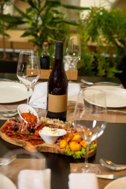 Restoran masasında servis edilen şarap şişesi.