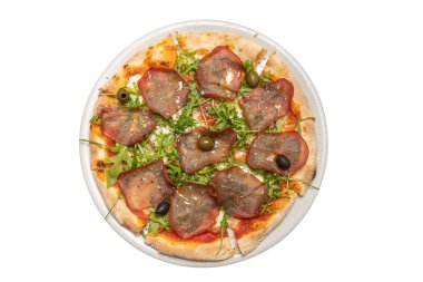 Arugula prosciutto pizza beyaz tabakta servis edilir.