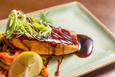 Füme somon, sebze ve soya sosuyla servis edilir.