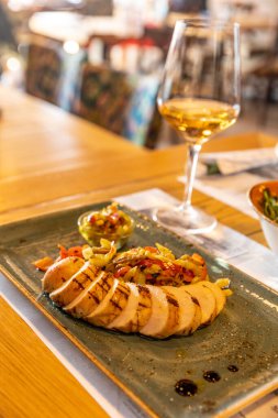 Kızarmış sosis ve haşlanmış sebze.