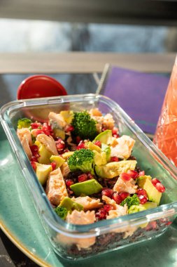 Brokoli ve nar ile karışık salata.