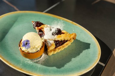 Vanilyalı dondurmayla servis edilen vişneli turta