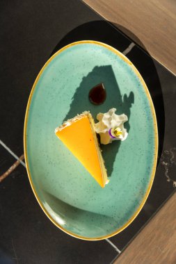 Tabakta servis edilen turuncu pasta.