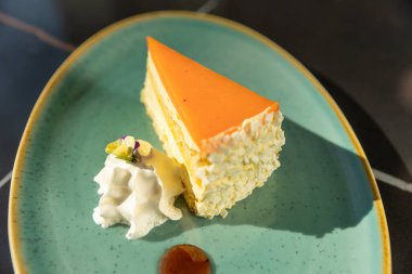 Tabakta servis edilen turuncu pasta.